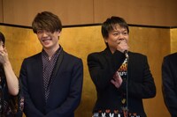 星田英利の自己紹介に笑う早乙女友貴（左）。