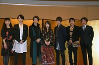 左から有森也実、小園凌央、鈴木拡樹、川栄李奈、早乙女友貴、星田英利、岡村俊一。