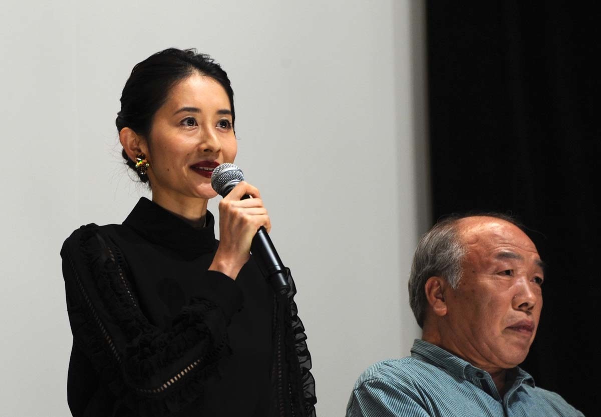 左から河井青葉、不破万作。