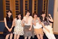 左から柴崎万葉役の大西沙織、苑生百花役の鈴木絵理、烏丸千歳役の千本木彩花、久我山八重役の本渡楓、片倉京役の石川由依。