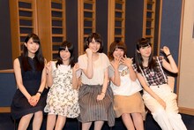 左から柴崎万葉役の大西沙織、苑生百花役の鈴木絵理、烏丸千歳役の千本木彩花、久我山八重役の本渡楓、片倉京役の石川由依。