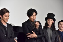「寒いハァハァ」をノリノリで演じる鈴木亮平。