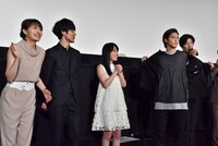 脱ぎ始める白石隼也。