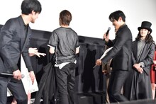 キャストたちは白石隼也を一斉に隠す。