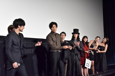 鈴木亮平も脱ぎ始める。