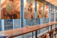 窓際の席にはキャラクターの紹介パネル。