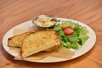 「ガーリックトースト＆ツナのマカロニサラダ～ひなたの合格祝いのお裾分け～」