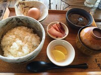 江ノ島小屋で提供される「つまんでご卵の煮汁卵かけかけごはん」。