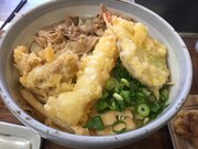 おにやんまで提供される「ヒデコ デラックスうどん」。