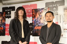 左から志磨遼平、川村泰監督。