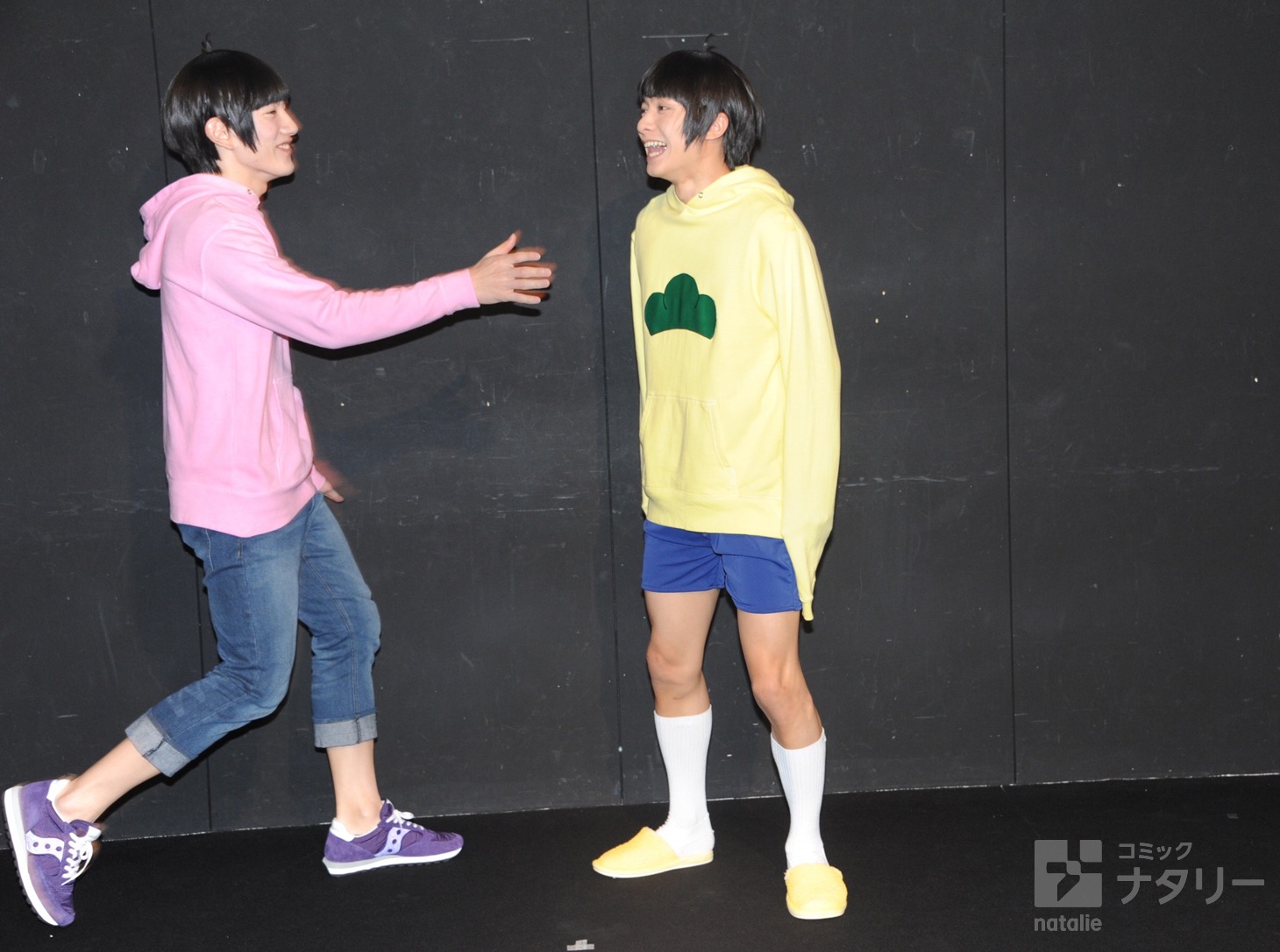 松野家を呼び込む小澤廉（右）。