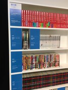 「文化庁メディア芸術祭20周年企画展―変える力」マンガライブラリーの様子。