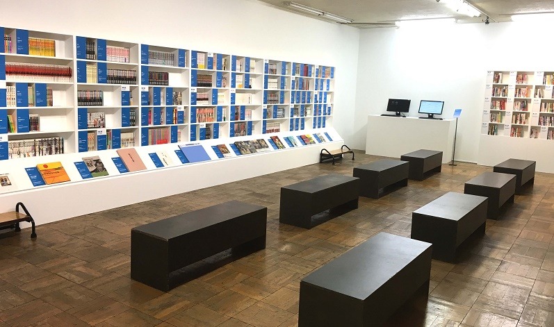 「文化庁メディア芸術祭20周年企画展―変える力」マンガライブラリーの様子。