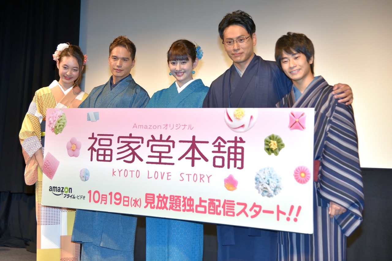 会見の様子。