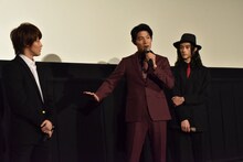 アクションシーンについて解説する鈴木亮平。