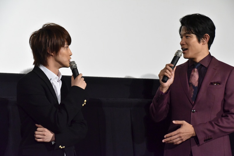 白石隼也と鈴木亮平。