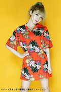 「ドラゴンボール x galaxxxy 総柄Tシャツ 孫悟空超サイヤ人4」の着用例。