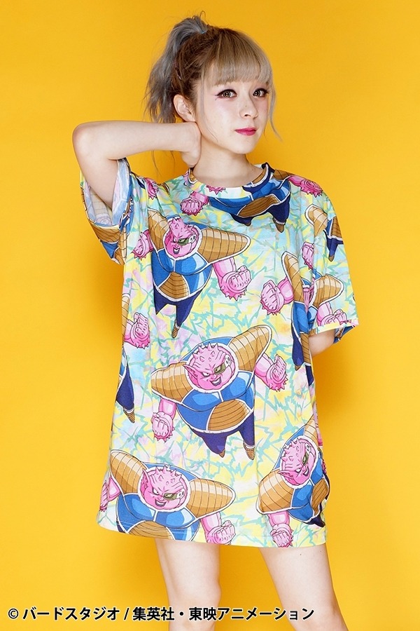 「ドラゴンボール x galaxxxy  総柄Tシャツ ドドリア」の着用例。