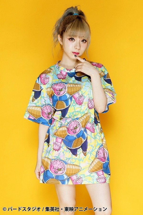 「ドラゴンボール x galaxxxy  総柄Tシャツ ドドリア」の着用例。