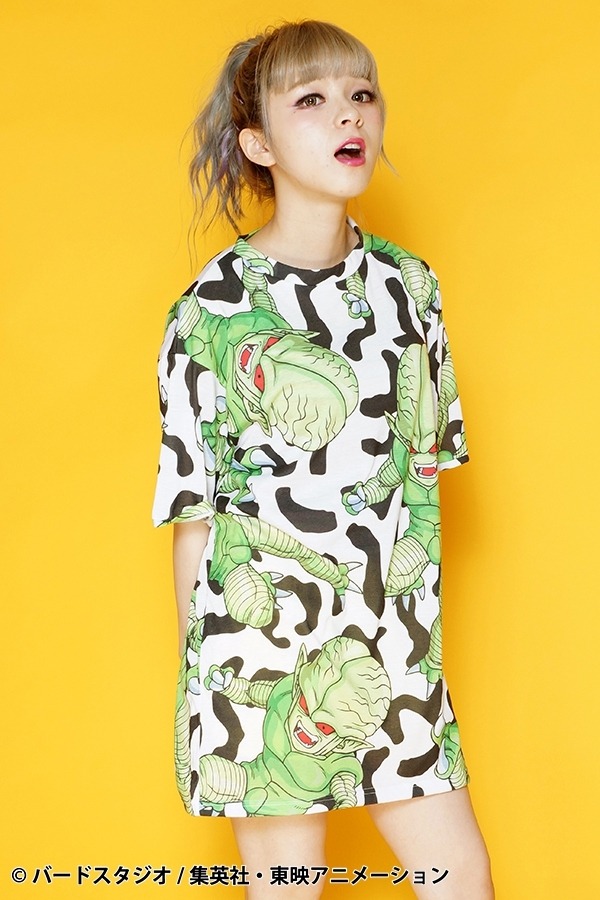 「ドラゴンボール x galaxxxy 総柄Tシャツ サイバイマン」の着用例。