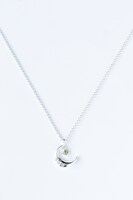 釈村帝人モデルのネックレス。