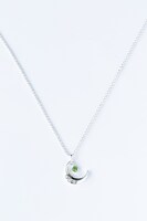 王茶利暉モデルのネックレス。