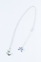 王茶利暉モデルのネックレス。