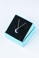 増長和南モデルのネックレス。