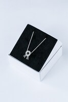 北門倫毘沙モデルのネックレス。