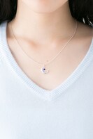 増長和南モデルのネックレスの着用例。