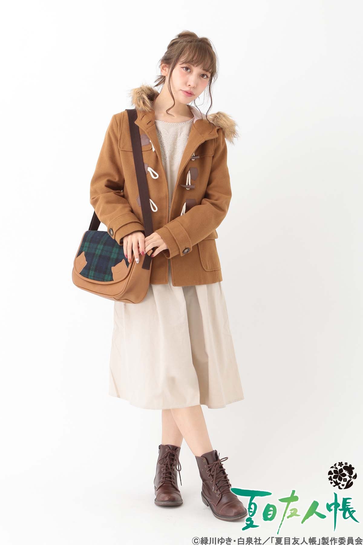 ニュース記事ランキング4位より、「夏目友人帳コラボショートダッフルコート」着用画像。(c)緑川ゆき・白泉社／「夏目友人帳」製作委員会