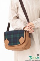 「夏目友人帳コラボショルダーバッグ」グリーン着用画像