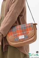 「夏目友人帳コラボショルダーバッグ」ハリスツイードver オレンジ着用画像