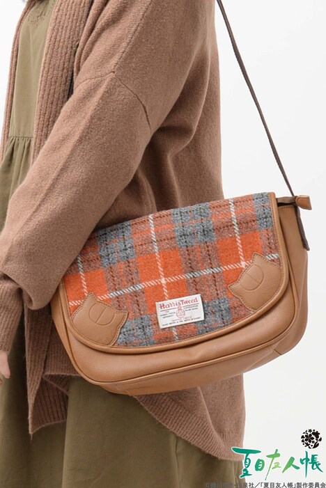 「夏目友人帳コラボショルダーバッグ」ハリスツイードver オレンジ着用画像