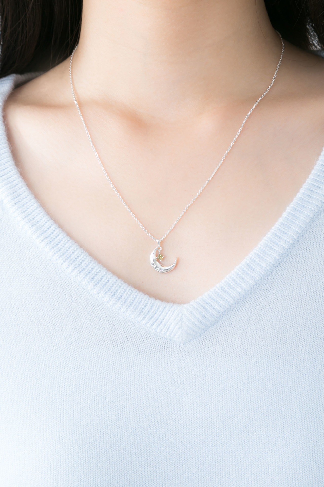 釈村帝人モデルのネックレスの着用例。