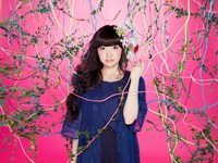 OP主題歌を担当する大橋彩香。