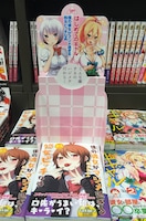 「僕の彼女がマジメ過ぎる処女ビッチな件」「はじめてのギャル」のコラボ販売台。