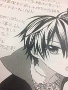 「オレ嫁。～オレの嫁になれよ～」8巻の購入特典として用意された描き下ろしのイラストペーパー。吸血鬼のコスプレをした前とひなたのラブラブなイラストがあしらわれた。