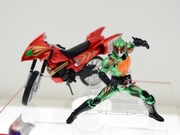「S.H.Figuarts 仮面ライダーアマゾンオメガ」と「S.H.Figuarts ジャングレイダー」