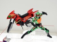 「S.H.Figuarts 仮面ライダーアマゾンオメガ」と「S.H.Figuarts ジャングレイダー」