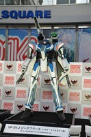 VF－31Jジークフリード立像。