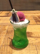 TOWER RECORDS CAFE表参道店の提供メニュー。「ナメック星でも大人気!?ピッコロさんのマジュニアソーダ」