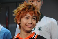 「ハイパープロジェクション演劇『ハイキュー!!』“烏野、復活！”」フォトセッションより、日向翔陽役の須賀健太。