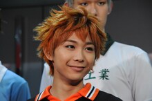 「ハイパープロジェクション演劇『ハイキュー!!』“烏野、復活！”」フォトセッションより、日向翔陽役の須賀健太。