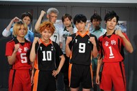 「ハイパープロジェクション演劇『ハイキュー!!』“烏野、復活！”」フォトセッションの様子。