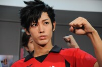 「ハイパープロジェクション演劇『ハイキュー!!』“烏野、復活！”」フォトセッションより、黒尾鉄朗役の近藤頌利。