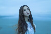 主題歌を歌う宮崎詩音。