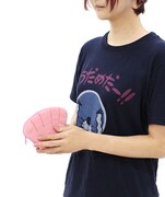 「ぼのぼのの貝ポーチ」を持った様子。