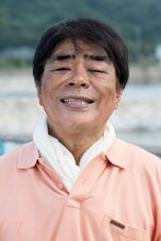 岩田源造役を演じる小倉久寛。(c)やまさき十三・北見けんいち・小学館/テレビ東京/松竹