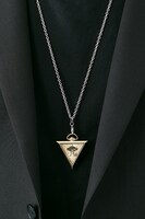 「遊☆戯☆王デュエルモンスターズ」コラボ腕時計 武藤遊戯モデルの着用画像。